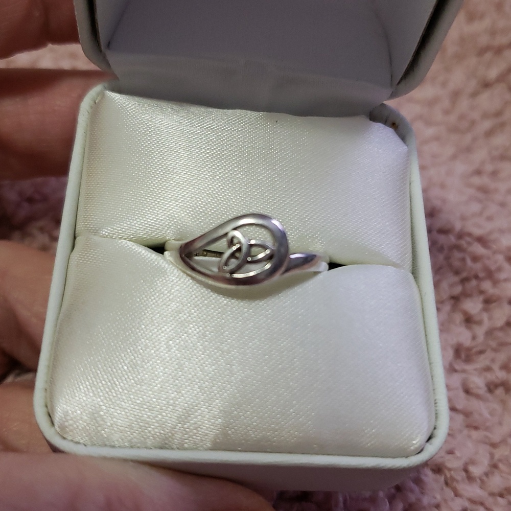 Sterling Silver Teardrop Knot Ring - Silver,  Solvar